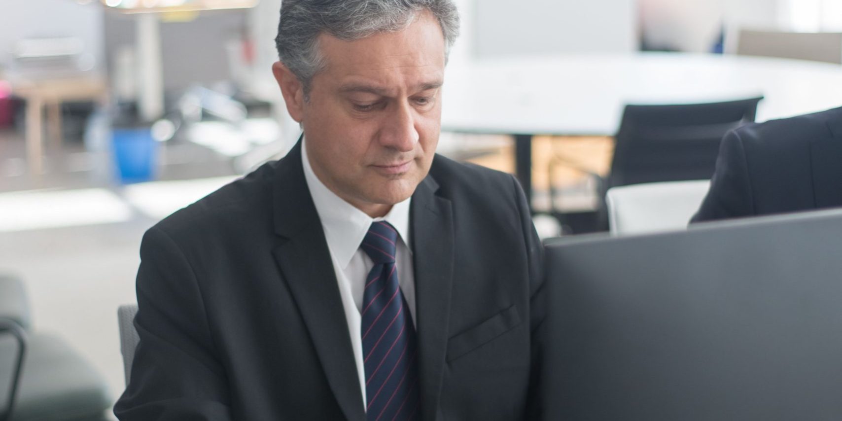 pexels-kampus-8353789 recrutement banque privée